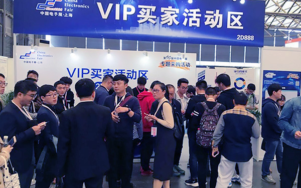 参展商在展览展台设计中，如何适应不同展品类型？