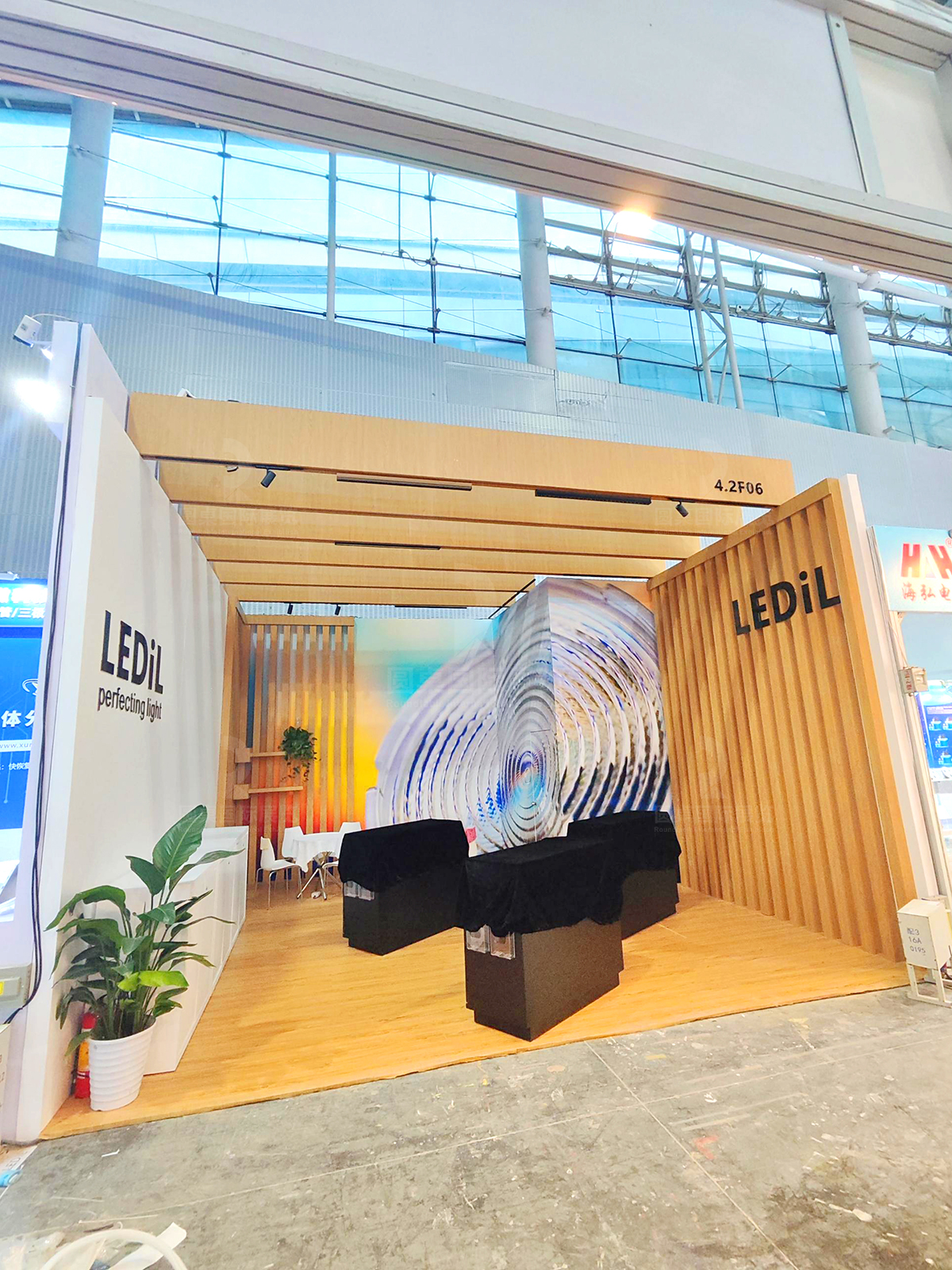 LEDil在2025年第30届广州国际照明展览会的36平展位设计搭建现场图片