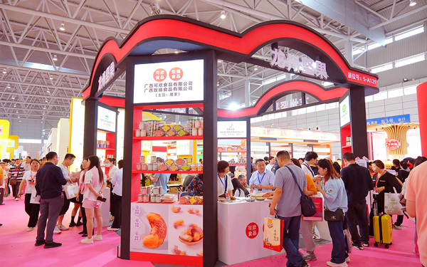 在展会设计中，如何确保展架摆放不阻碍观众视线？